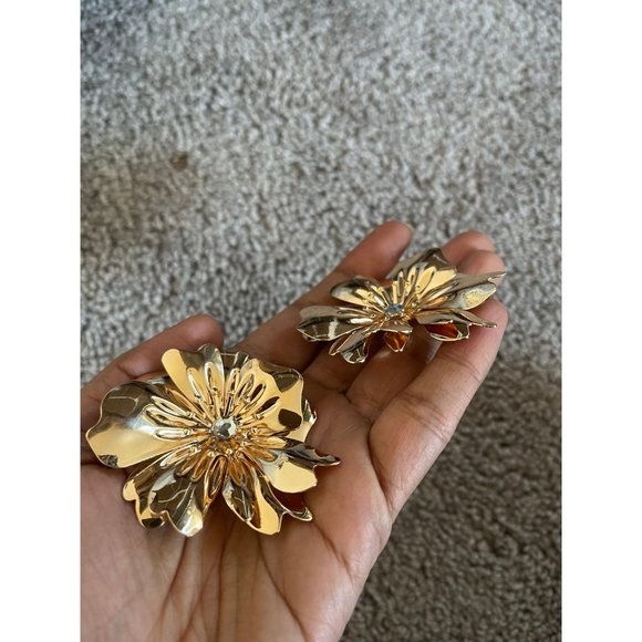 Big gold Flower earrings studs large huge floral statement chunky gold studs - Picture 7 of 8